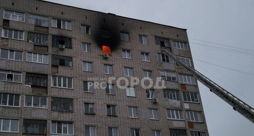 Фото к статье: В Чебоксарах загорелась квартира в многоэтажном доме: "Очень много пожарных"