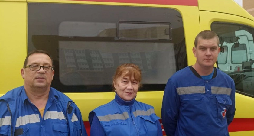 Фото к статье: В Ядринском районе бригада скорой помощи сохранила жизнь мужчине, упавшему с лестницы