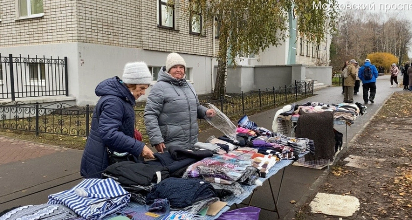 Фото к статье: В Чебоксарах чиновники поймали пять нелегальных продавцов колготок и трусов