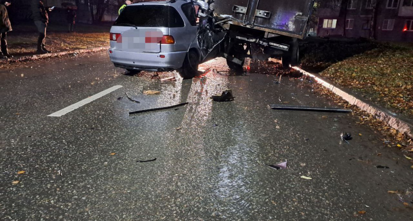 Смертельное ДТП в Чебоксарах: водитель легковушки врезался в стоящую "Газель"
