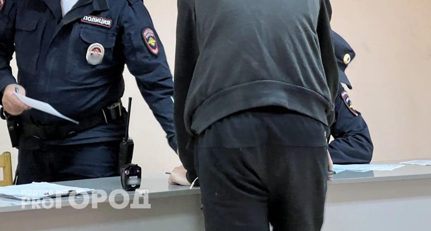 Фото к статье: Солидный мужчина на фоне портрета Путина убедил жителя Чувашии перевести миллионы