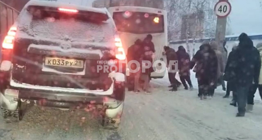 В Чебоксарах пассажиры вытолкали автобус, который застрял на остановке