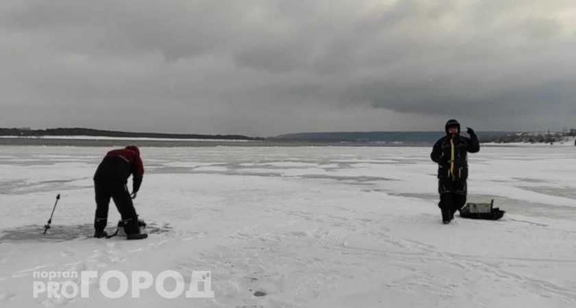 Фото к статье: В Новочебоксарске спасатели уговаривают рыбаков покинуть тонкий лед: "Мы не успеем до вас добежать!"