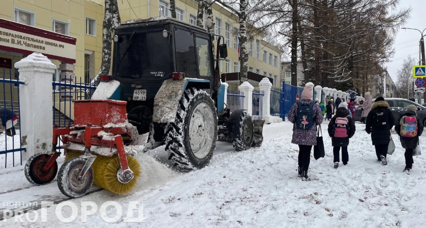 Фото к статье: Закон принят: больше никаких мобильников на уроках