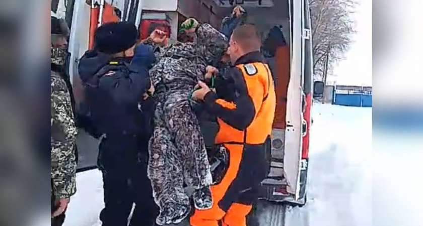 В Чебоксарах очевидец снял, как МЧС, полиция и рыбаки спасали мужчину из Волги