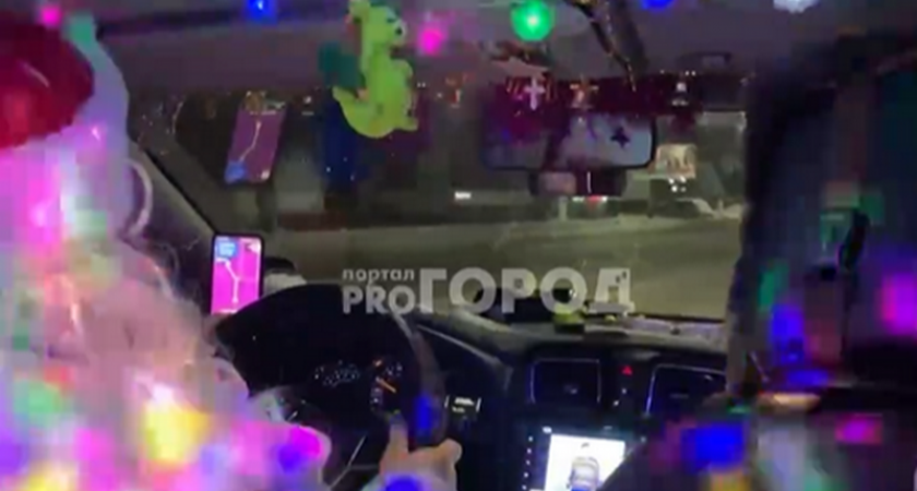 Таксист Дед Мороз вновь вышел на дороги Чебоксар и дарит пассажирам сладкое за стишок