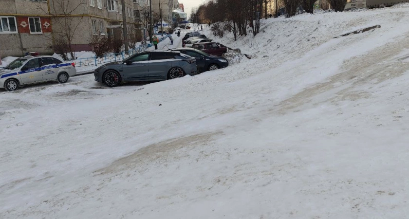 Фото к статье: Инспекторы ГИБДД нашли опасную горку в Новоюжке: покатишься и съедешь на дорогу