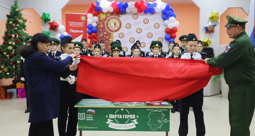 Фото к статье: В Комсомольском районе открыли "Парту Героя" в память о погибшем в ходе СВО водителе