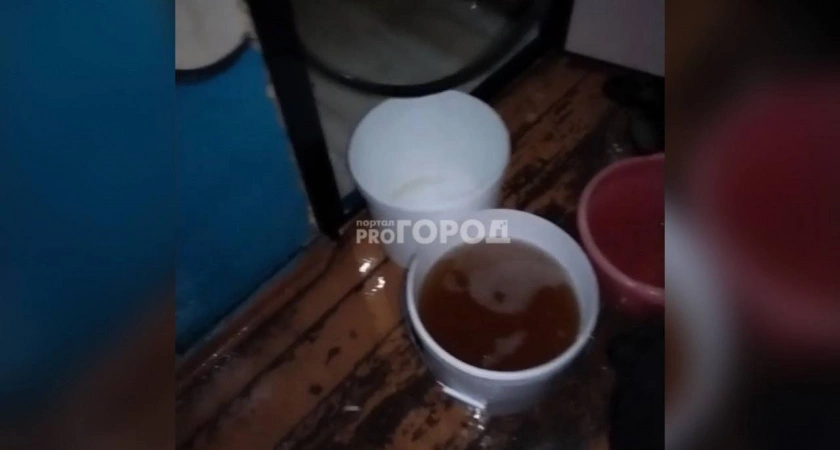 Фото к статье: В Чебоксарах жителей пятиэтажки залило горячей водой из прорванной батареи