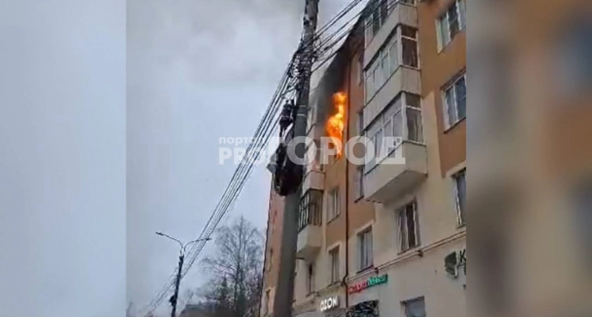 Фото к статье: В центре Чебоксар полыхает квартира