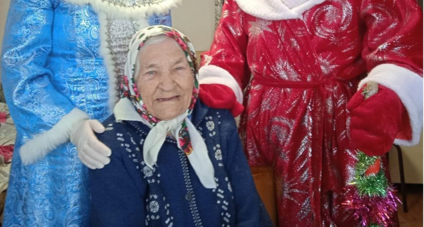 Дед Мороз и Снегурочка поздравили долгожительницу из Чувашии: воевала, получила три осколка в грудь