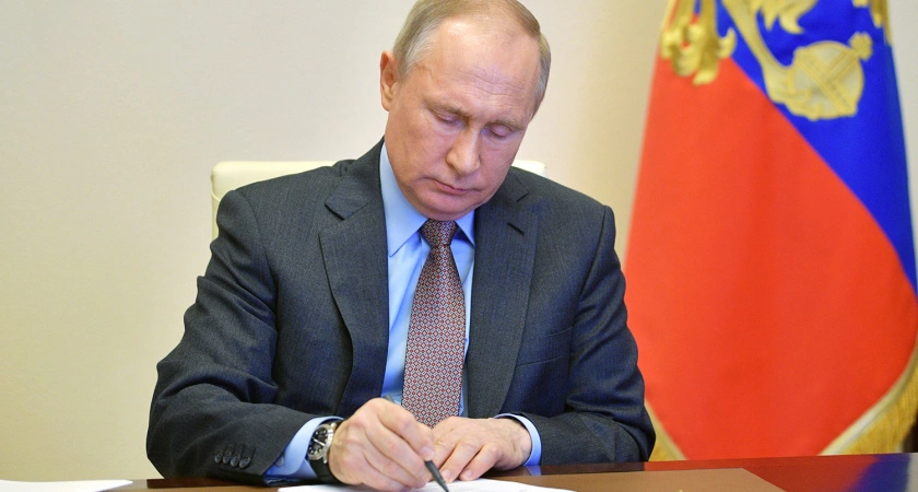 Фото к статье: Путин удостоил медали "За труды в культуре и искусстве" сотрудницу одного из институтов Чувашии