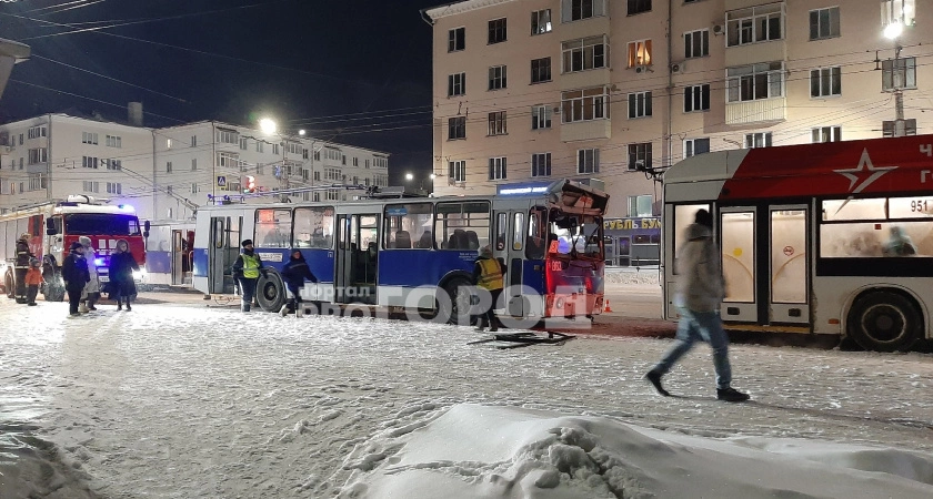 Фото к статье: В Чебоксарах шесть человек пострадали в утреннем ДТП троллейбусов