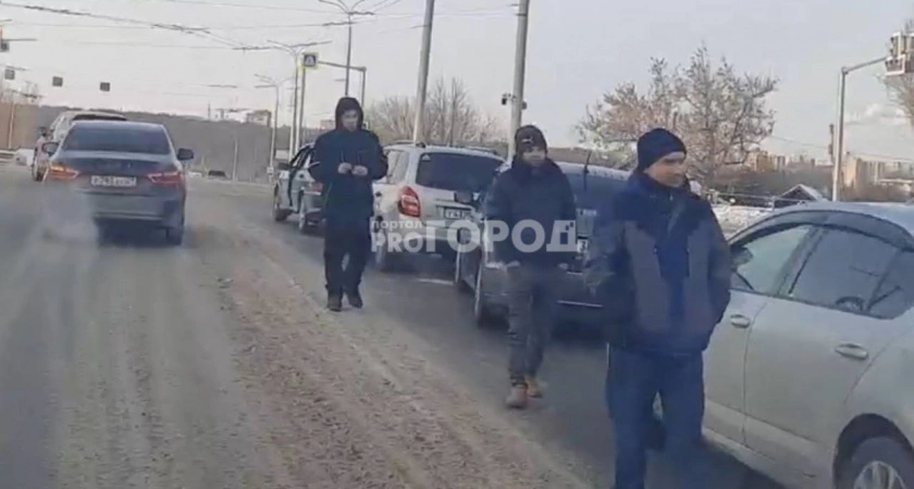 Фото к статье: В Чебоксарах пять машин попали в ДТП, устроив пробку