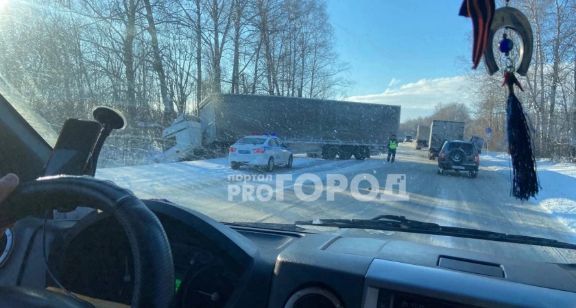 Фото к статье: В Чувашии на трассе А151 с дороги вылетела фура и побились машины