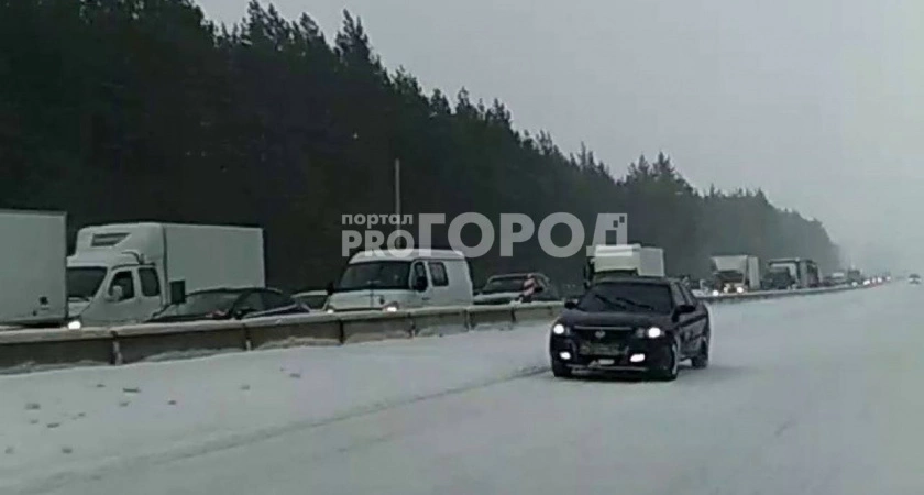 Фото к статье: В Чувашии сотни водителей попали в двухкилометровую пробку на трассе А151