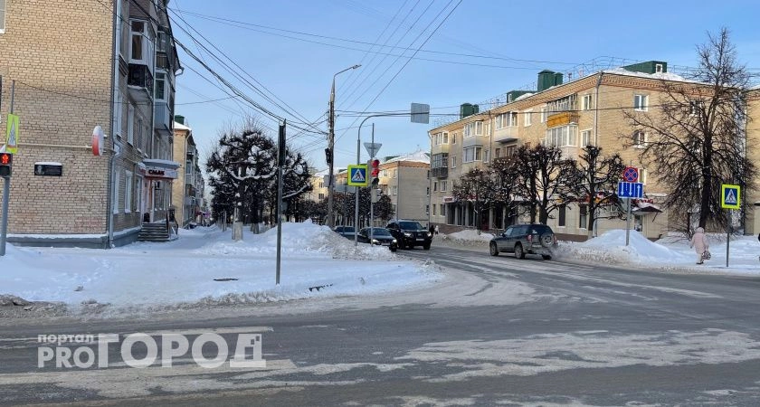 Фото к статье: В Чебоксарах на четырех участках дорог запретили движение и стоянку машин