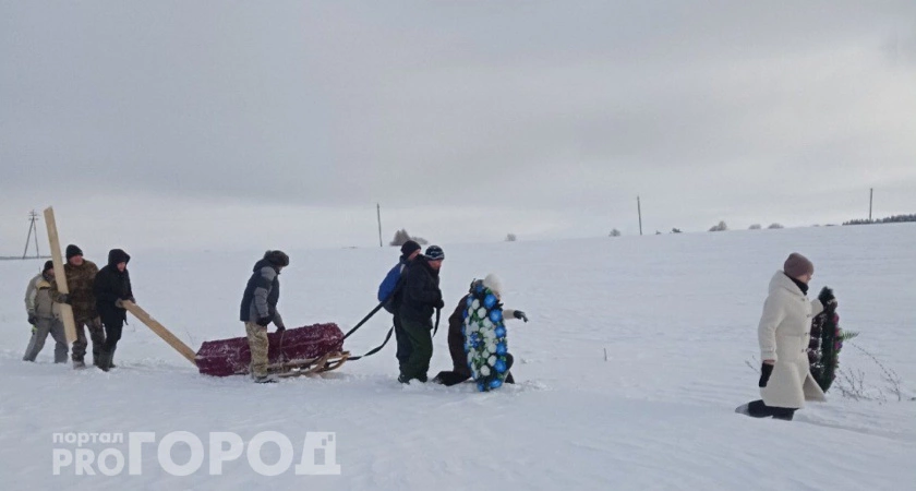 Фото к статье: В Чувашии родственники тащили тело покойного по полю на санках: дороги замело, а трактор не приехал