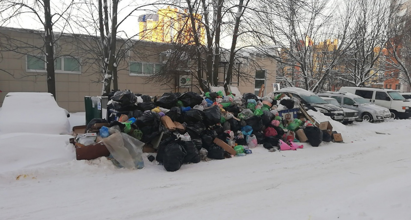 Чебоксарцы тонут в мусоре: "Контейнеры переполнены, люди ставят мешки рядом"