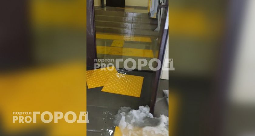 В Чебоксарах в новостройке произошла крупная авария: вода залила лестницы, квартиры, лифт