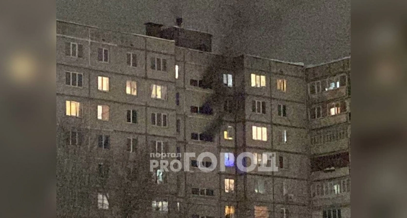 Фото к статье: В Чебоксарах горит подъезд девятиэтажки: "Валит черный дым"