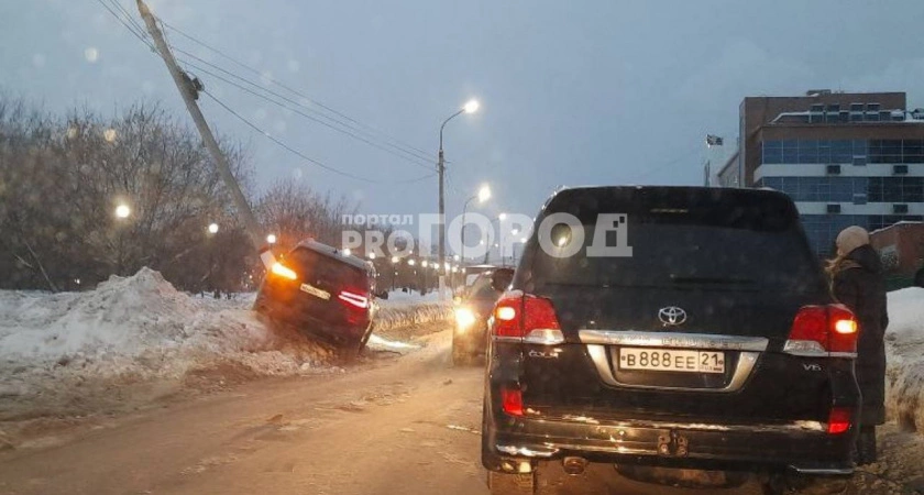 Фото к статье: В Чебоксарах BMW влетела в столб, не поделив дорогу с Toyota Land Cruiser