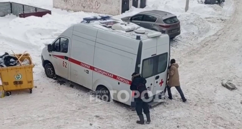 Фото к статье: Новочебоксарцам пришлось выталкивать скорую помощь из снега из-за бездействия УК