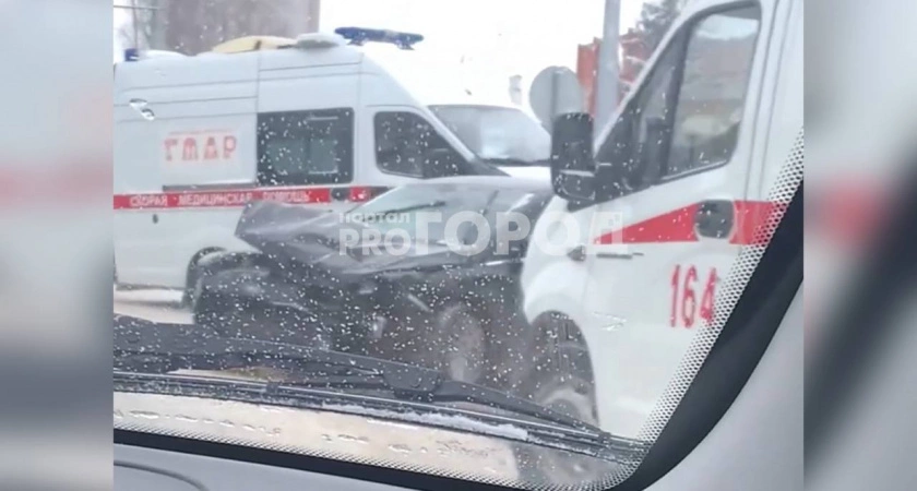 Фото к статье: В Чебоксарах скорая помощь попала в ДТП с иномаркой