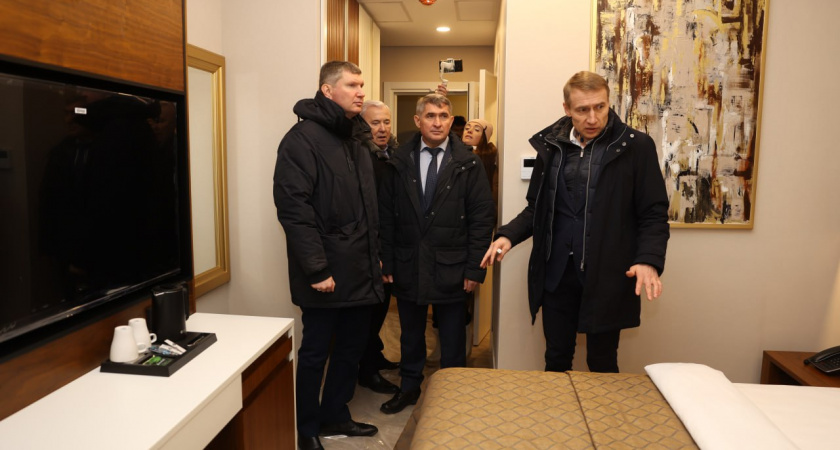 В Чебоксары прилетел федеральный министр: заглянул в отель, речпорт и прошелся по центру города