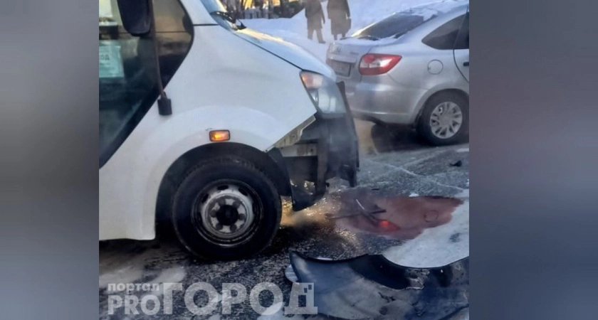 Фото к статье: В Чебоксарах произошло ДТП на перекрестке улиц Кадыкова и Баумана: пострадали люди