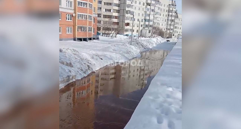 В чебоксарском дворе прорвало трубу с холодной водой