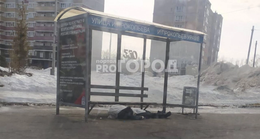 Фото к статье: Утром в Чебоксарах на остановке умер человек