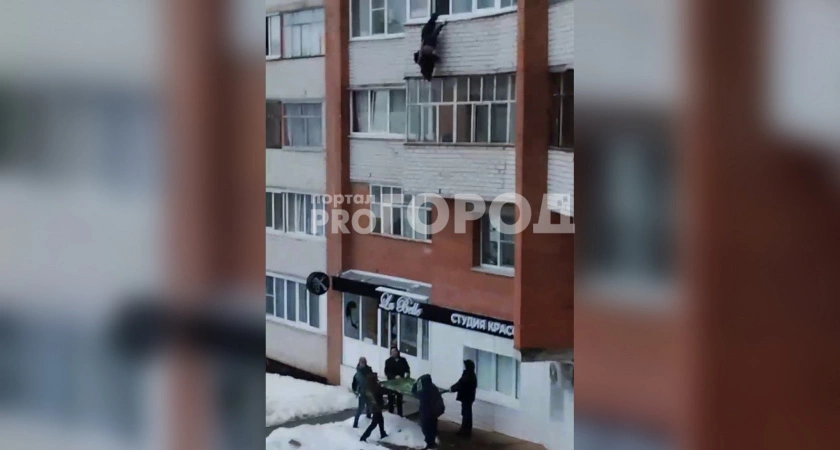 Фото к статье: Утром в Чебоксарах спасли женщину, которая застряла на стене четырнадцатиэтажки