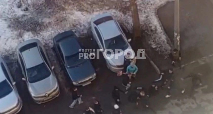 Фото к статье: В Чебоксарах женщина с лопатой разогнала потасовку из 20 человек