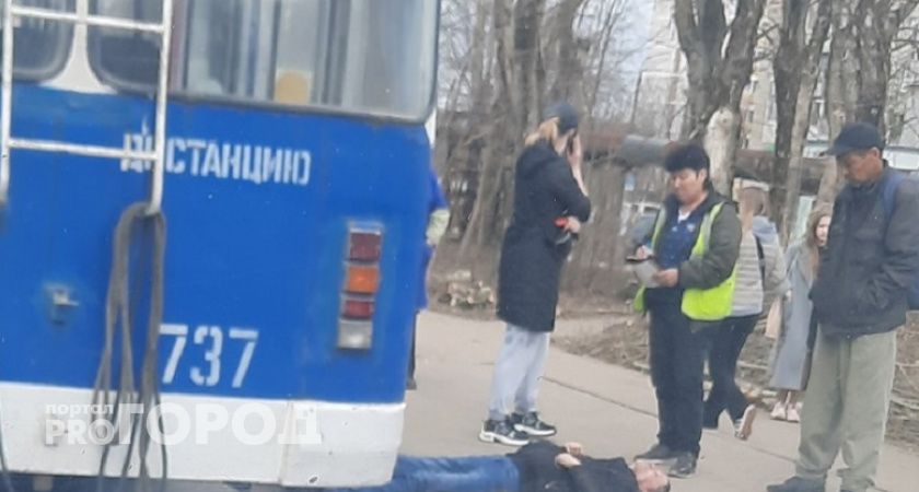 В Чебоксарах на остановке общественного транспорта лежит окровавленный мужчина 