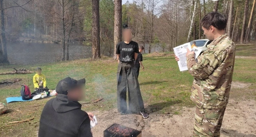 Фото к статье: В Чувашии семья жарила шашлыки на природе: теперь им грозит штраф в 40 тысяч рублей