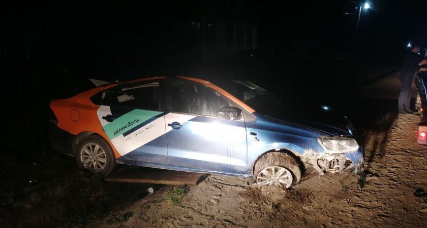 В Чувашии каршеринговый автомобиль "Делимобиль" попал в ДТП с пострадавшими