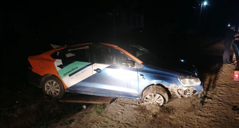 Фото к статье: В Чувашии каршеринговый автомобиль "Делимобиль" попал в ДТП с пострадавшими