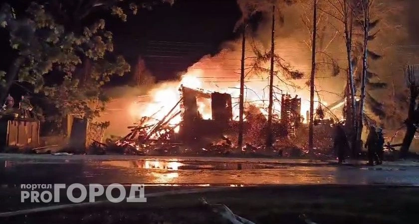 Фото к статье: В Ядрине сгорело здание старого РОВД