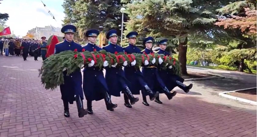 Фото к статье: В Чебоксарах почтили память участников Великой Отечественной войны у Монумента Славы