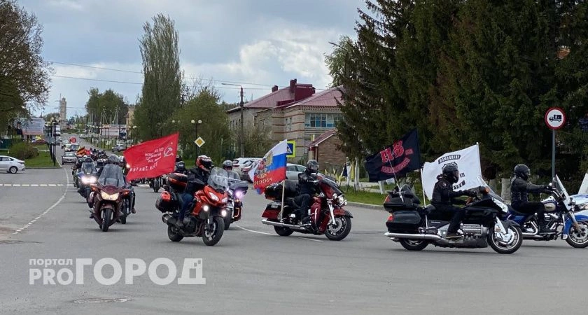 Фото к статье: Байкеры Чувашии развернули знамя Победы размером с поле