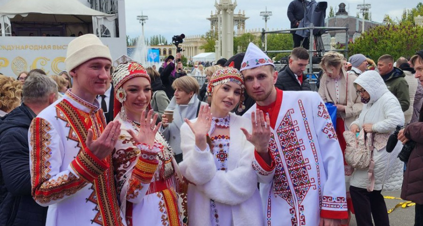Чувашская пара в национальных нарядах поженилась на свадебном фестивале в Москве