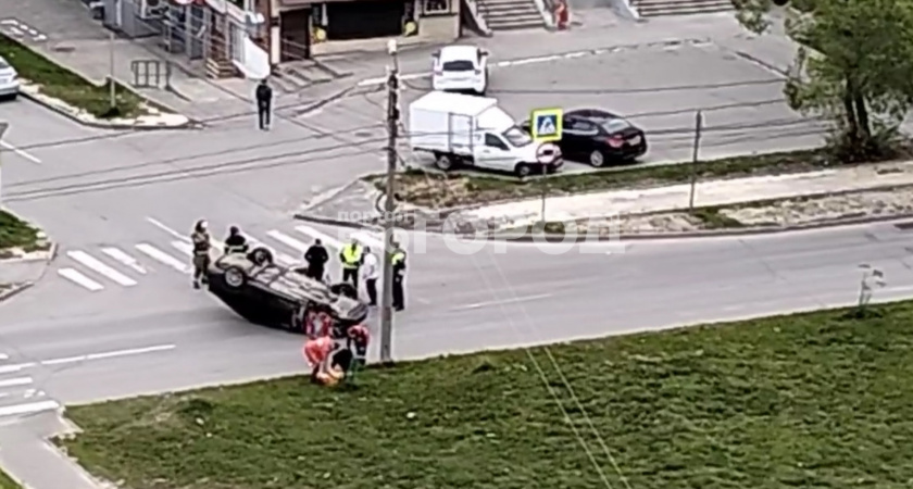 В Чебоксарах произошло ДТП с переворотом: "Ребятишки уже вылезли, долбанули в столб"