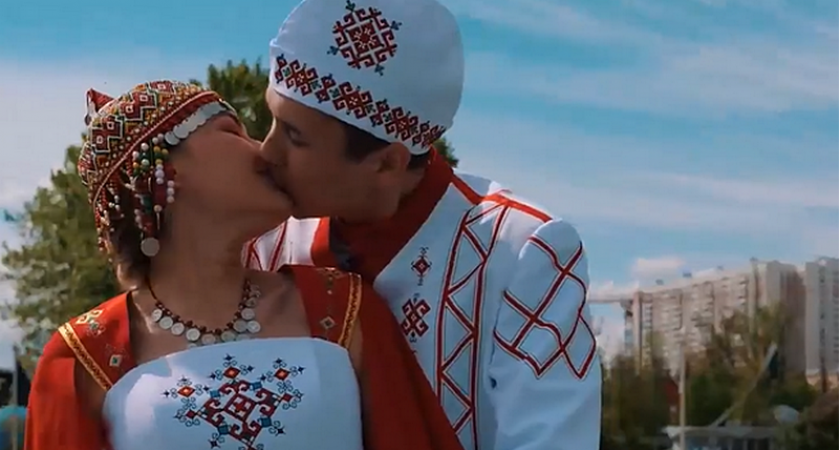 Учились вместе, но чувств сначала не было: влюбленные в чувашских костюмах поженились в Москве