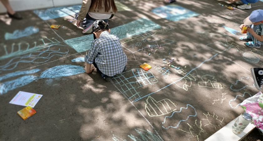  В Чебоксарах дети получат подарки за рисунки мелом на асфальте