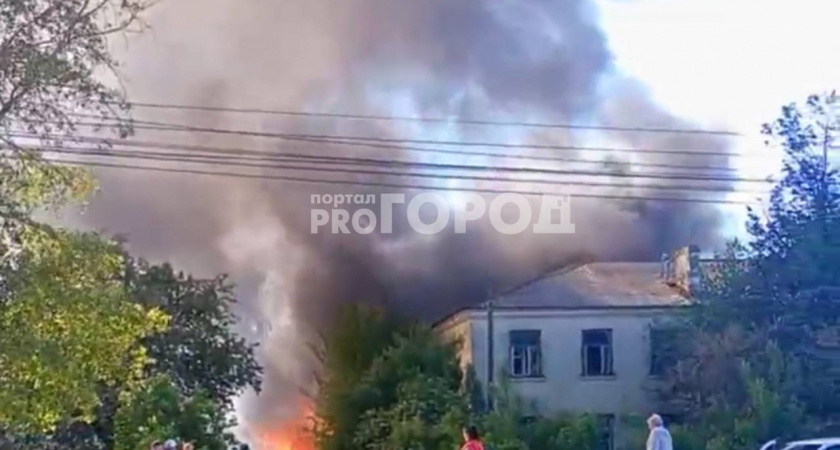 В Чебоксарах горит двухэтажный дом на "Богданке"