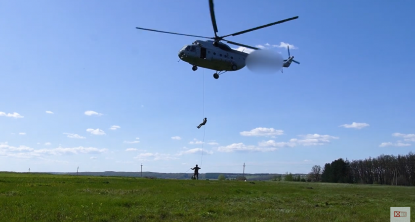 Бойцы СОБР и ОМОН в Чувашии спускались с зависшего в воздухе вертолета без парашюта