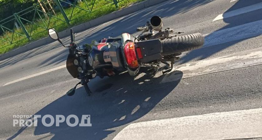 В Чебоксарах мотоциклист на пешеходном переходе сбил девушку