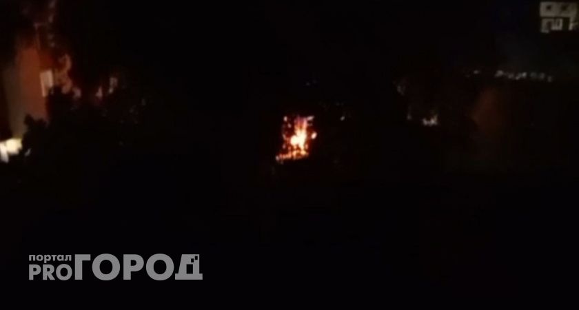 В Чебоксарах ночью загорелся автомобиль