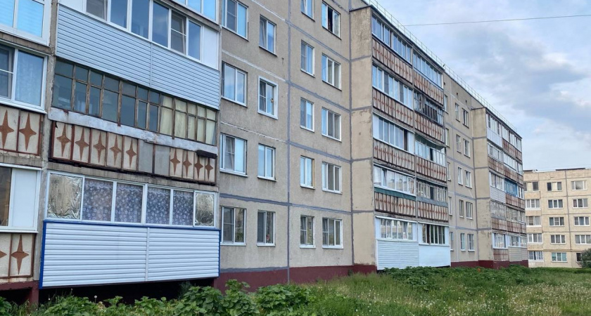 В Новочебоксарске четырехлетняя девочка выпала из окна пятиэтажки